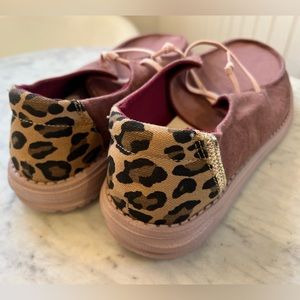 Hey Dudes Wendy women’s 8, antique rose with leopard, new w/o tags